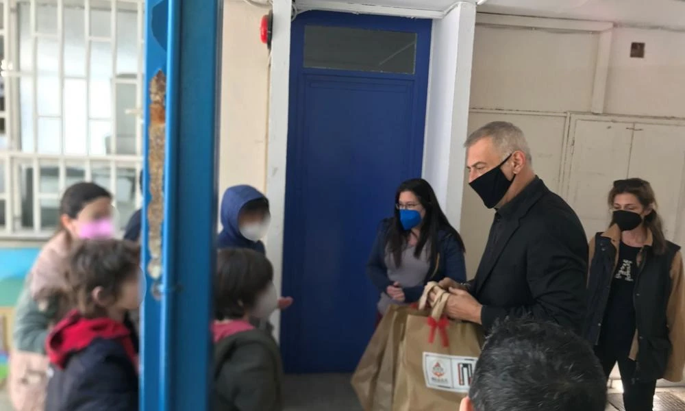 Πασχαλινά δώρα σε όλους τους μαθητές των Ειδικών Σχολείων από τον Δήμο Πειραιά